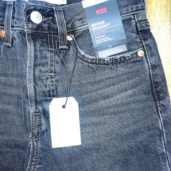 Brand new premium wedgie cut distressed Levi’s size 26x24 - Picture 5 of 9